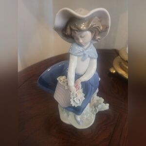 LLADRO Daisa 1983 Pretty Pickings Girl w Basket of Flowers Figurine Collectibe